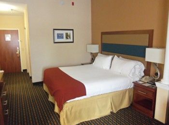 Holiday Inn Express & Suites Sanford - Sanford, NC