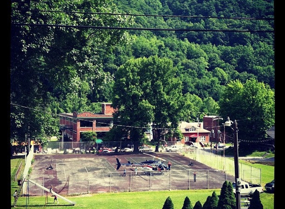 Benham School House Inn - Benham, KY