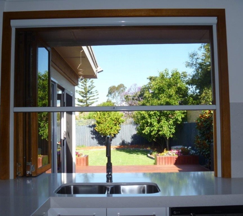 RETRACTASCREEN - Cheltenham, VIC. 3 Panelled Timber Bi-Fold Servery