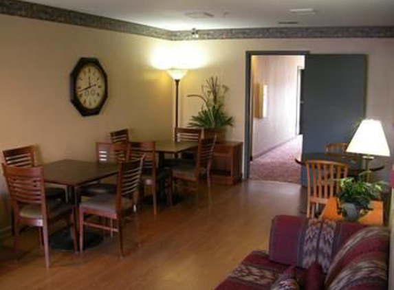 Days Inn & Suites by Wyndham Sellersburg - Sellersburg, IN