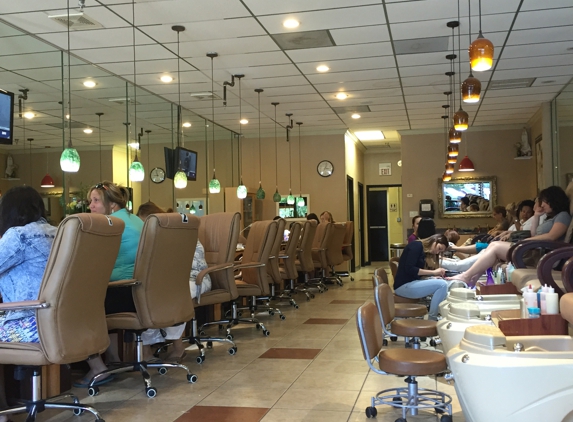 Elegant Nail & Spa - Orlando, FL. Beautiful, quiet, and very well ventilated!