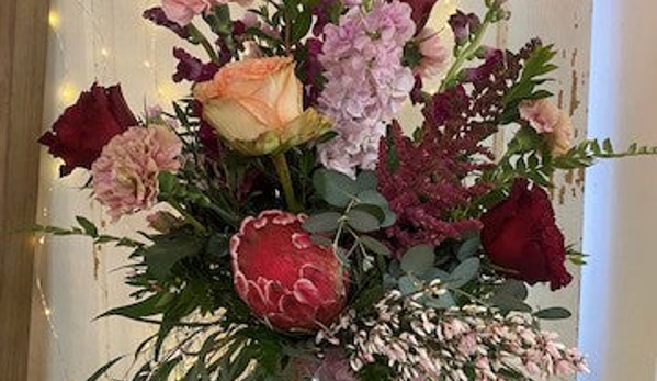 Sassy Stems Floral & Gift Boutique - Savanna, IL