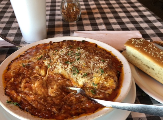 Giovanni Italian Eatery - Shafter, CA. Lunch special lasagna! Delicious ������������