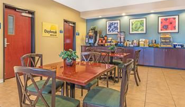 Days Inn by Wyndham Rockdale Texas - Rockdale, TX