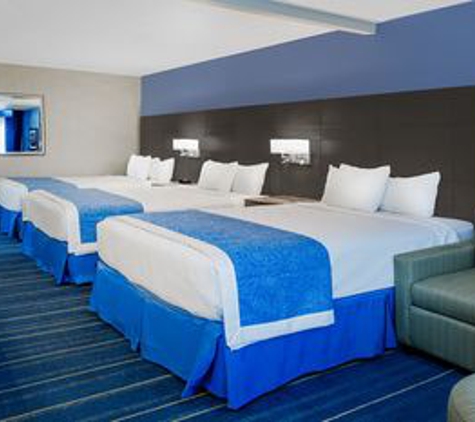 Days Inn & Suites by Wyndham Anaheim At Disneyland Park - Anaheim, CA