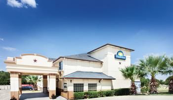 Days Inn by Wyndham Arlington - Arlington, TX