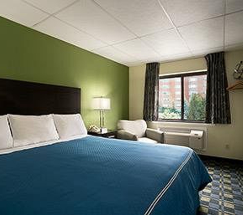 Travelodge by Wyndham Cleveland Lakewood - Lakewood, OH