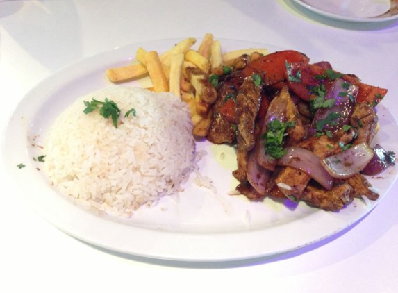 La Herradura Peruvian Restaurant - Miami, FL. Pollo Saltado