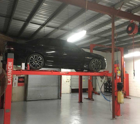 Matt's Windscreens - South Kempsey, NSW. Hoist