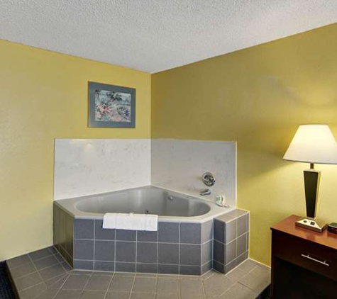 Quality Inn & Suites - Grand Prairie, TX