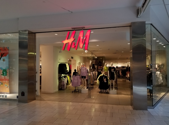 H&M - Arcadia, CA