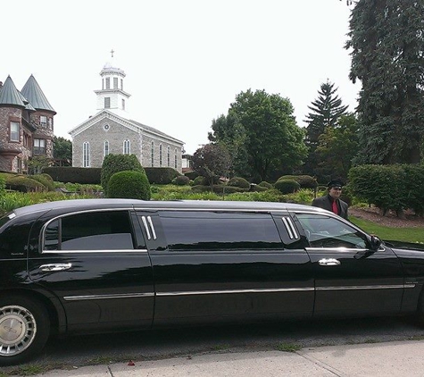 Tate Enterprises - Gloversville, NY. 2001 Lincoln town car executive series limousine