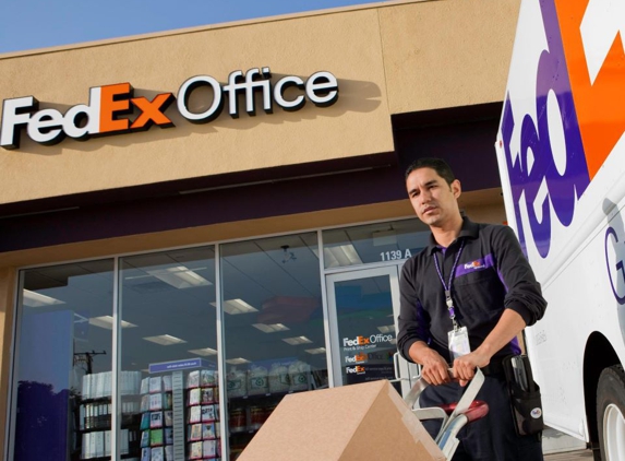 FedEx Office Ship Center - Tustin, CA