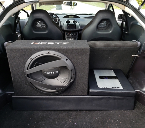 Manny's Auto Sound - Wellington, FL. Amplifier and subwoofer installation +fiberglass mold to fit perfectly on the trunk 