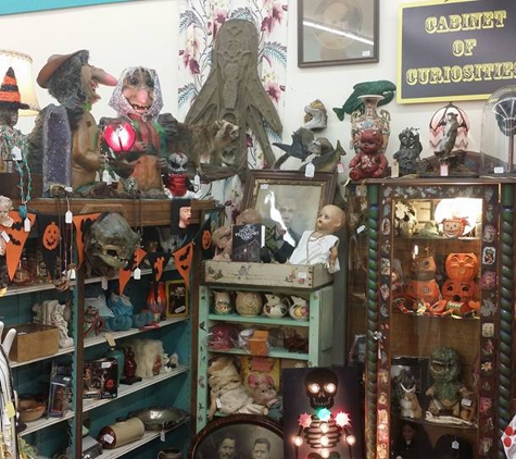 Antiques & Uniques - Wickliffe, OH