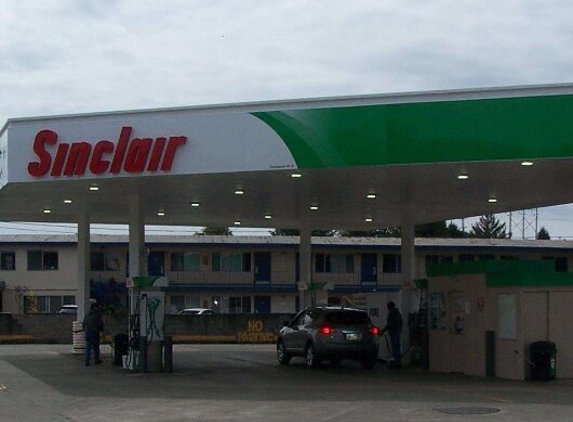 Sinclair Gas Station - Reedsport, OR