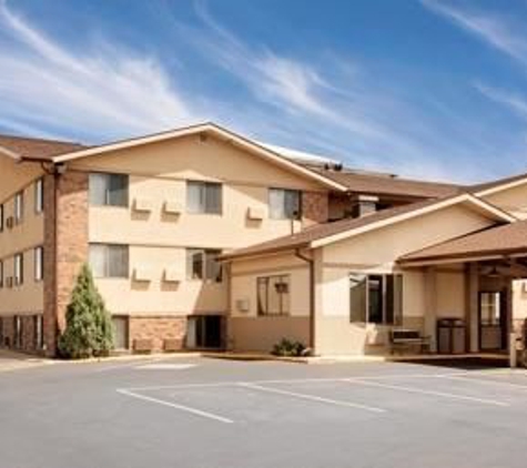 Super 8 by Wyndham Spearfish - Spearfish, SD