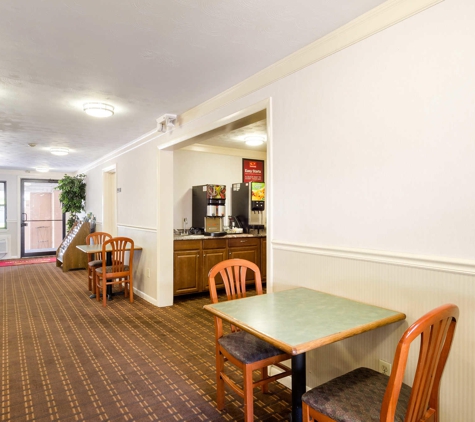 Econo Lodge - Malden, MA