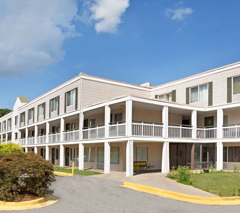 Days Inn by Wyndham College Park Atlanta Airport South - College Park, GA