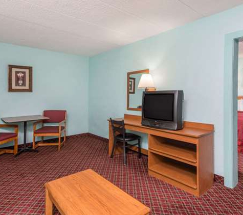 Days Inn & Suites by Wyndham Springfield on I-44 - Springfield, MO