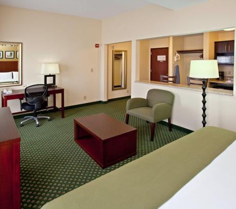 Holiday Inn Express & Suites Indianapolis - East - Indianapolis, IN