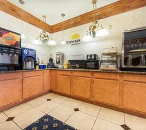 Days Inn & Suites by Wyndham Cleburne TX - Cleburne, TX