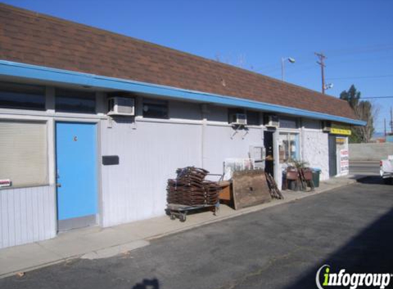 Hugo's Tobacco Shop - Canoga Park, CA