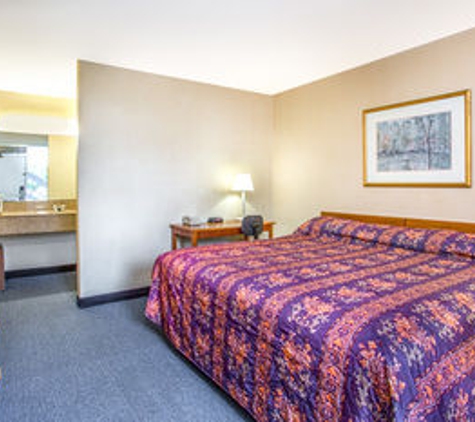 Travelodge by Wyndham Virginia Beach Bay Beach - Virginia Beach, VA