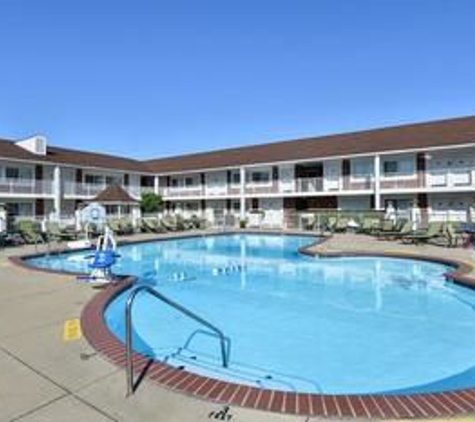 Days Inn & Suites by Wyndham Roseville/Detroit Area - Roseville, MI