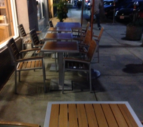 The Coffee Bean & Tea Leaf - Los Angeles, CA. Outdoor seating