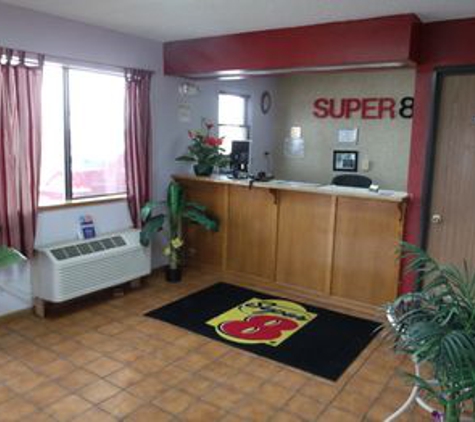 Super 8 - Butler, MO