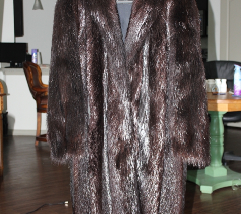 New Dimensions Fur & Leather - Orlando, FL. Beaver full pelt excellent condition long fur coat