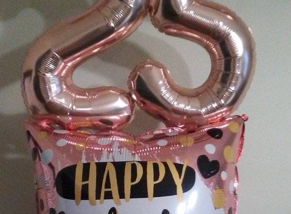 BalloonsbyYounique - Detroit, MI. Age Birthday centerpiece