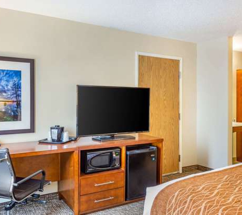 Baymont Inn & Suites - Dekalb, IL