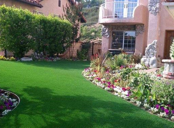 Medina's Landscaping - Newhall, CA. A sprawling lawn and accent flowers make a dramatic entrance.
