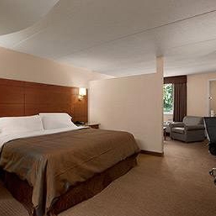 Ramada by Wyndham Rockville Centre - Rockville Centre, NY