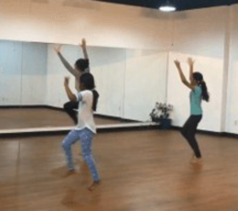 Bollycurves - Bollywood Dance + Yoga + Fitness - Houston, TX. Bhangra Dance Classes Houston