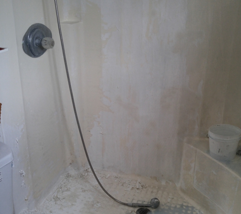 Tub Quality Reglaze - Banning, CA. fiberglass bathtub before being refinished