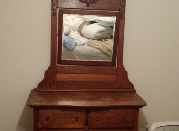 Anthill Antiques Etc - Richmond, VA. Tiger oak dresser with swivel mirror
$200 mkpaw1@gmail.com