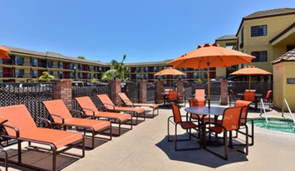 Best Western Plus Raffles Inn & Suites - Anaheim, CA