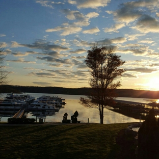 Fourwinds Lakeside Inn & Marina - Bloomington, IN