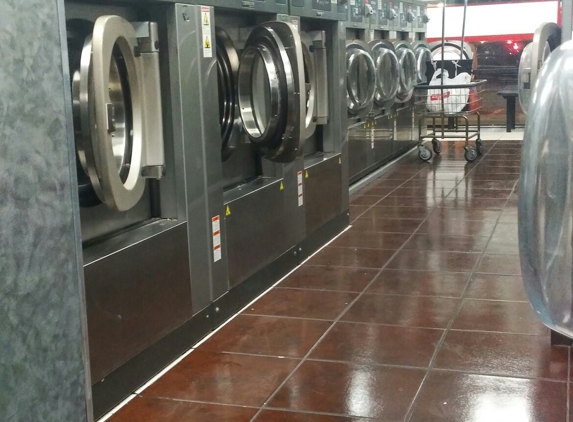 Clean Express Lavanderia - Chula Vista, CA. Plenty of washers.