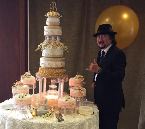 Alan Arita. Admiring the wedding cake before Hacking some Minds!