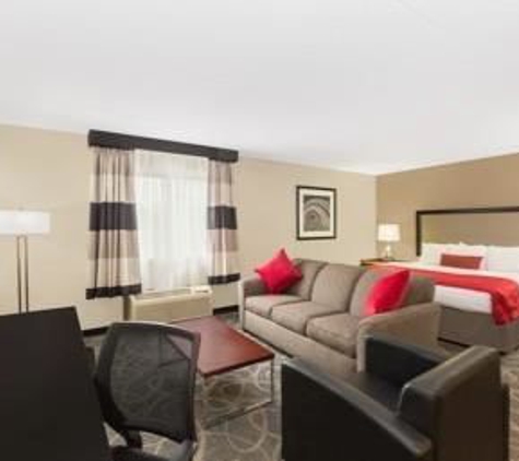 Ramada by Wyndham Des Moines Airport - Des Moines, IA