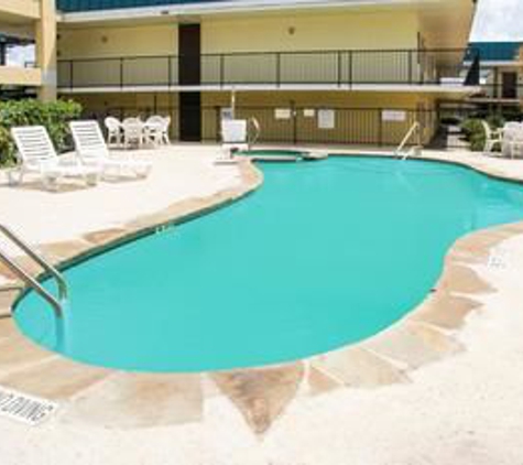 Days Inn by Wyndham Central San Antonio NW Medical Center - San Antonio, TX