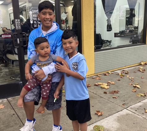 Dela Bay Kutz Barber Shop - San Jose, CA. Muy pacientes y dedicados hacia los niños .