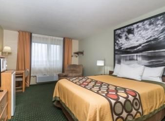 Super 8 by Wyndham Alexandria MN - Alexandria, MN