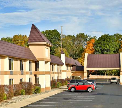 Country Inns & Suites - Battle Creek, MI