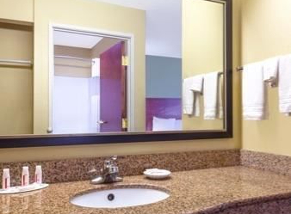 Baymont Inn & Suites - Evansville, IN