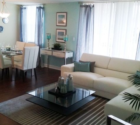 Jacaranda Village Apts - Plantation, FL. Living Room